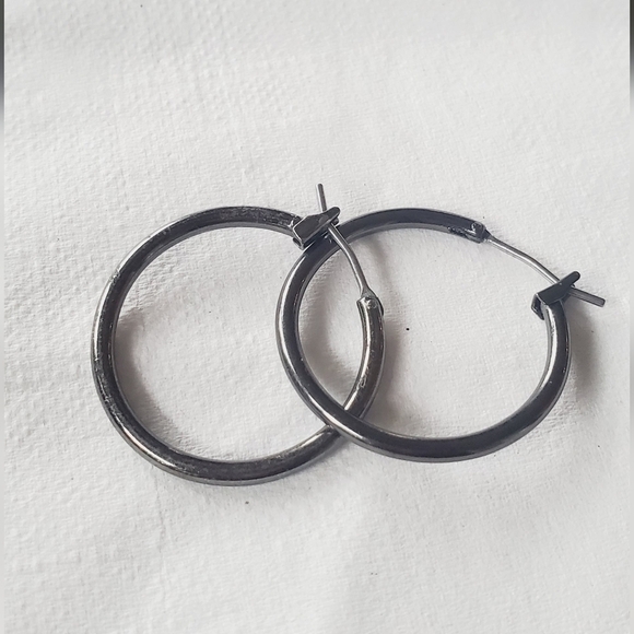 Gorgeous Collectible Dark Tone Hoop  Earrings. 🌴 - Picture 6 of 7